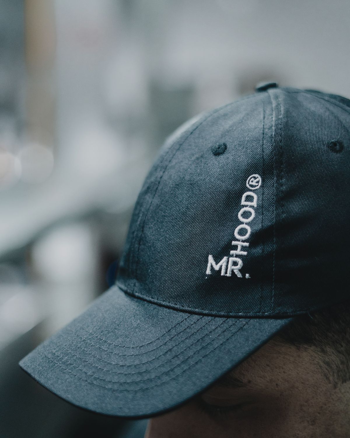 Gorra negra con la marca Mr. Hood bordada